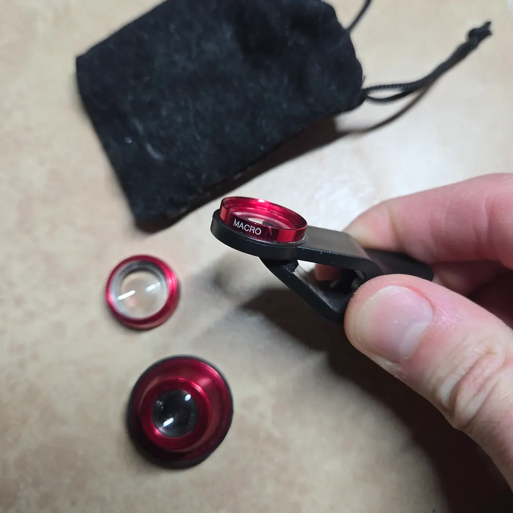 KINGMAS 3 in 1 clip on phone lens with its two extra lenses and pouch