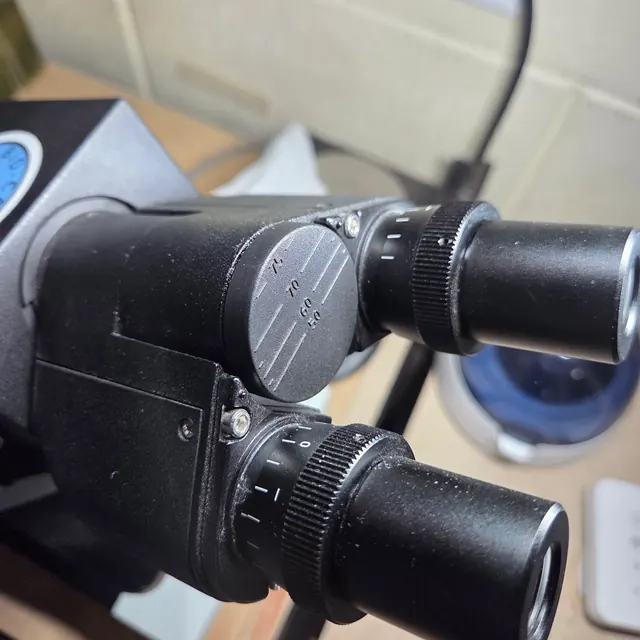 Close up of the two eyepieces on my AmScope B490B